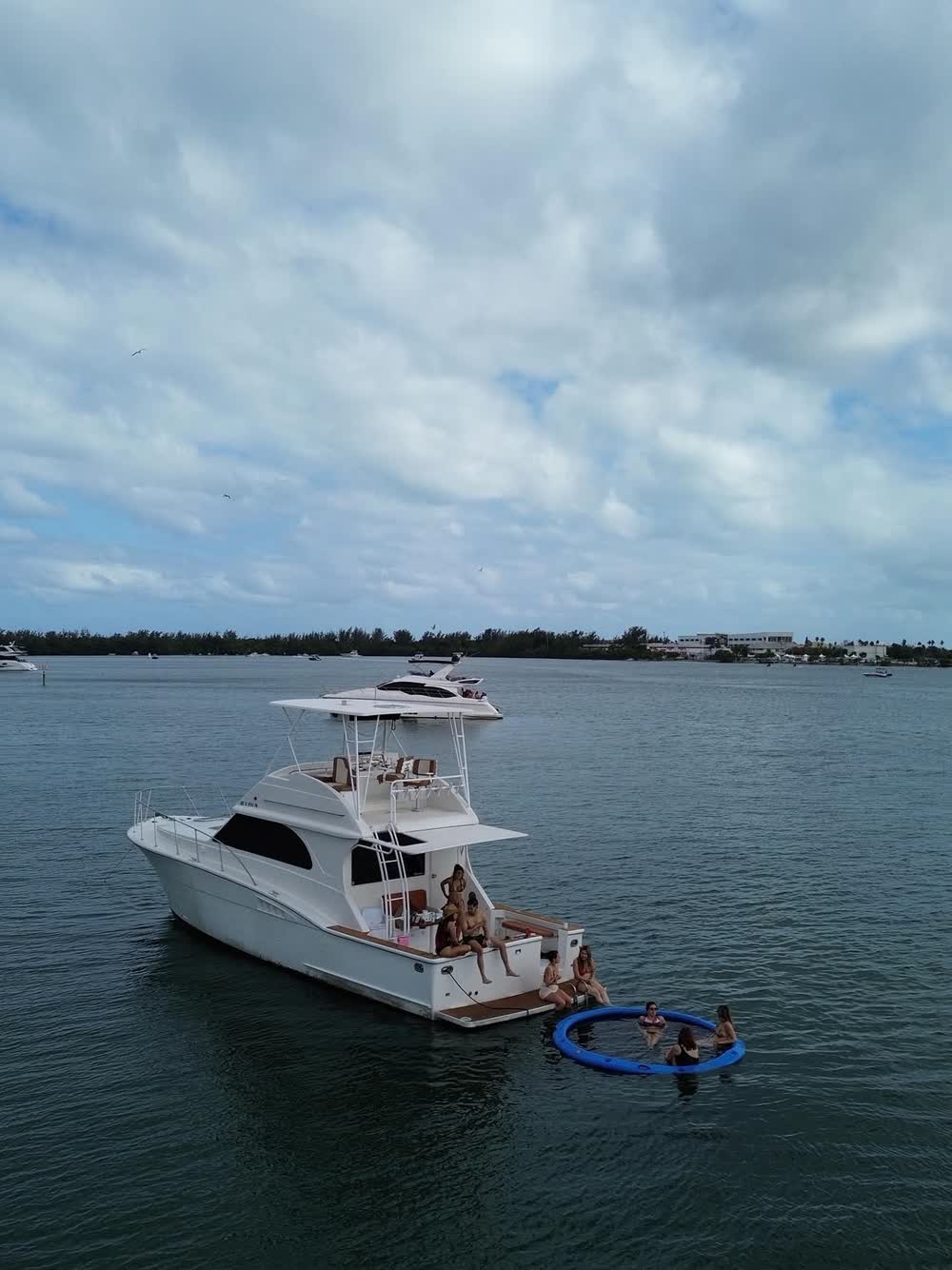 El Chris Craft fondeado con el flotador por la popa