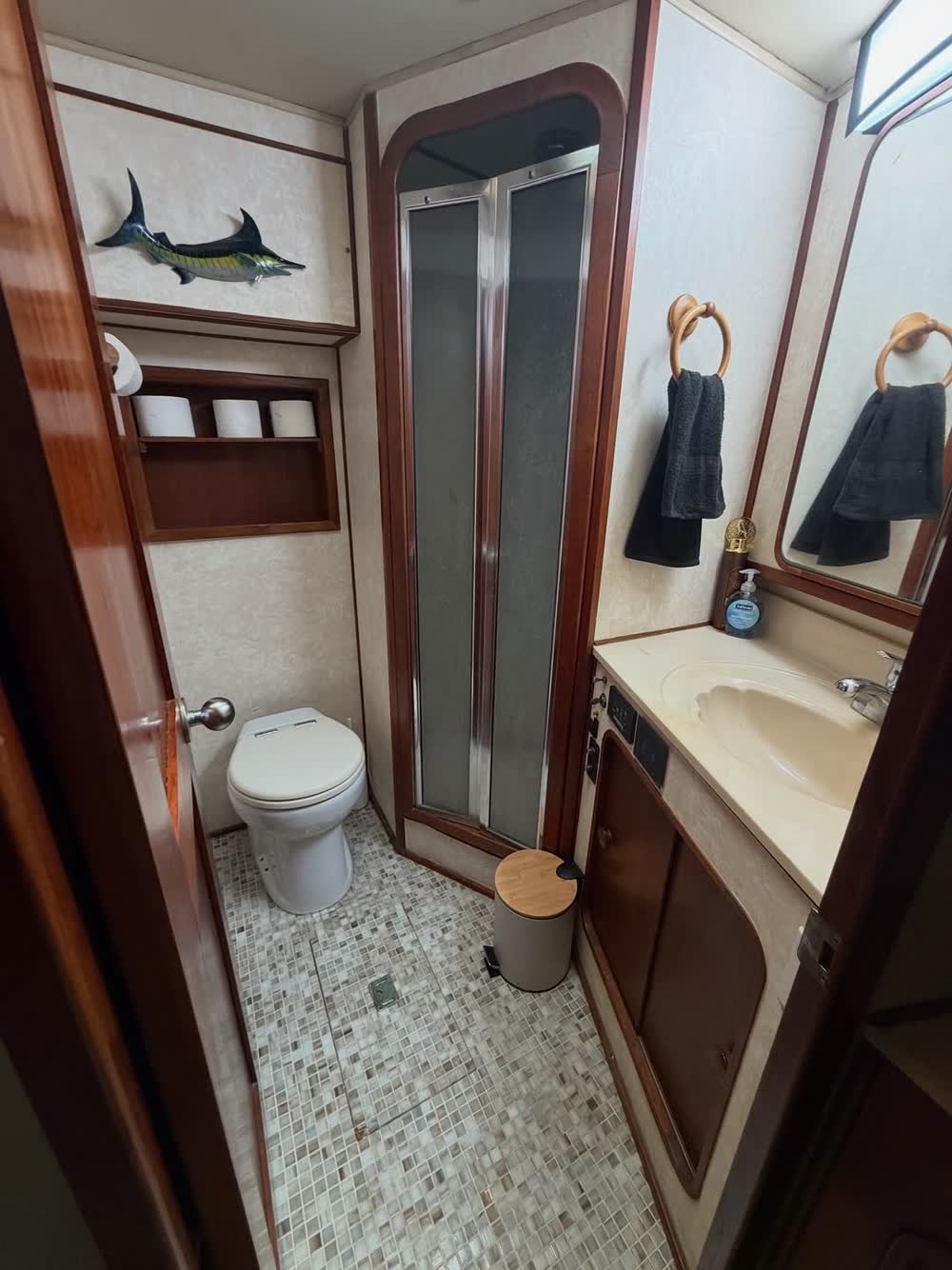 El baño, con la ducha y la placa del marlín