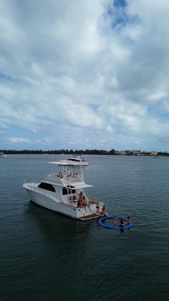 El Chris Craft fondeado frente a la costa con el flotador por la popa