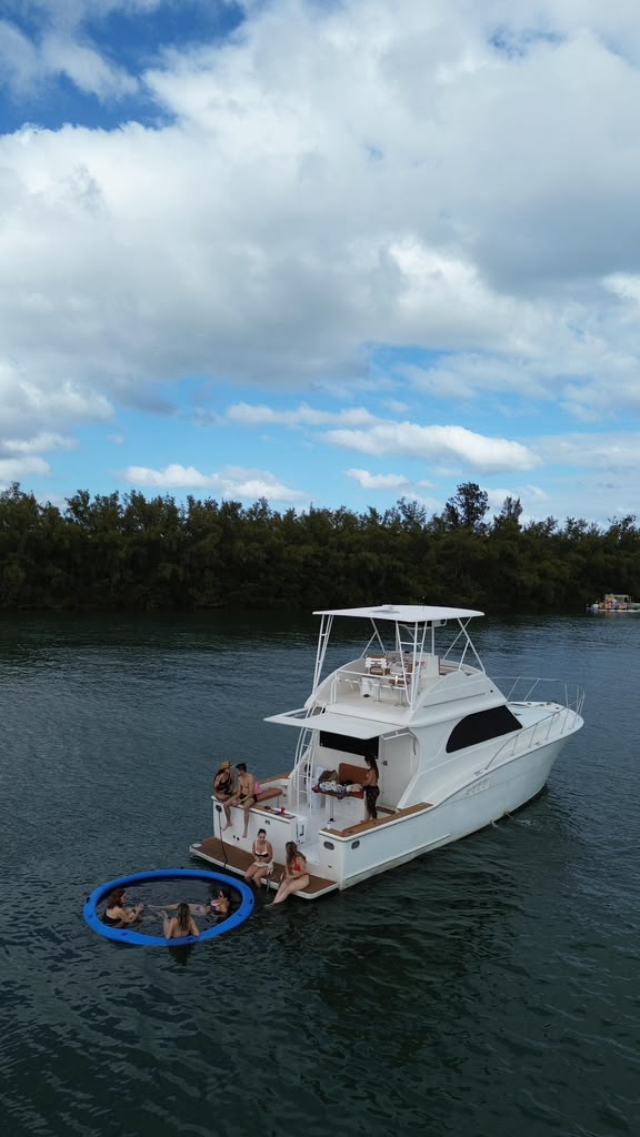 Fondeado junto a los manglares, con invitados en el flotador