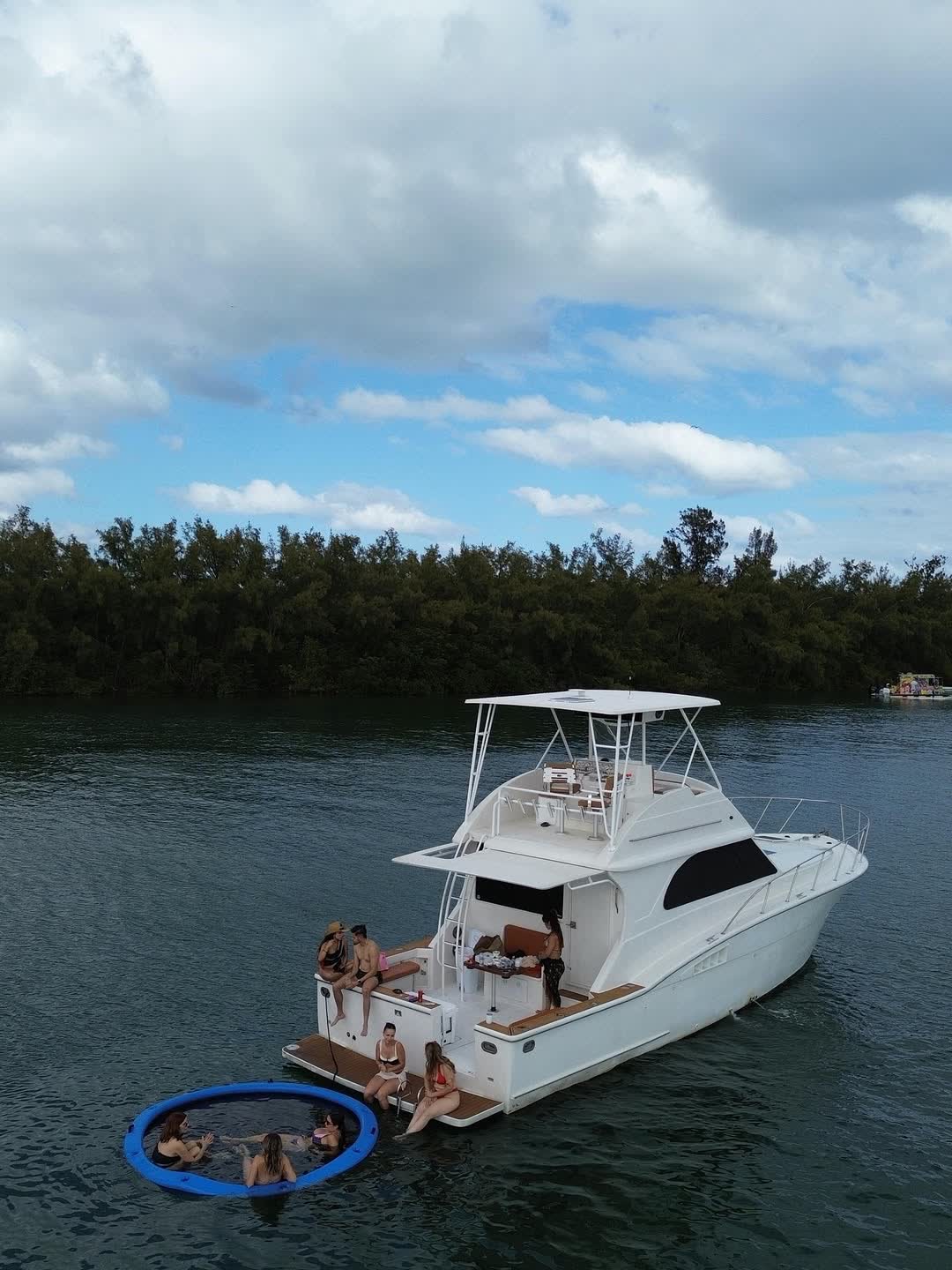 El Chris Craft 45 anclado de lado en agua verde frente a una isla de manglares