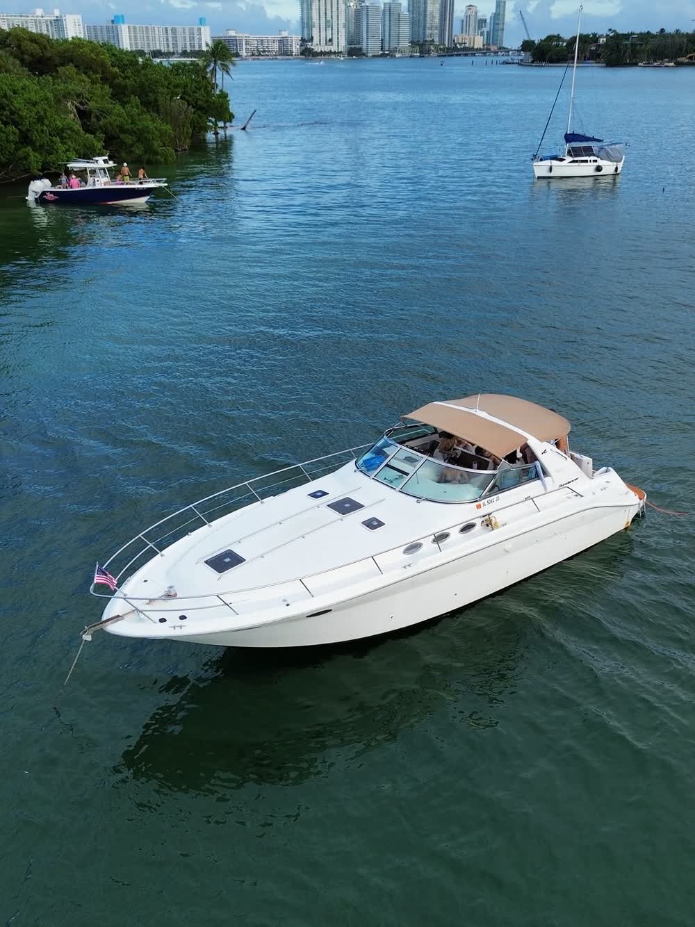 El Sundancer fondeado con el bimini puesto