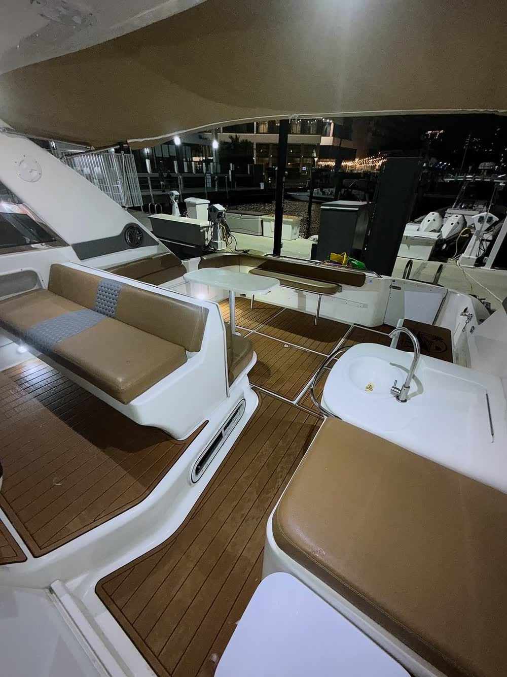 La bañera de noche junto al muelle