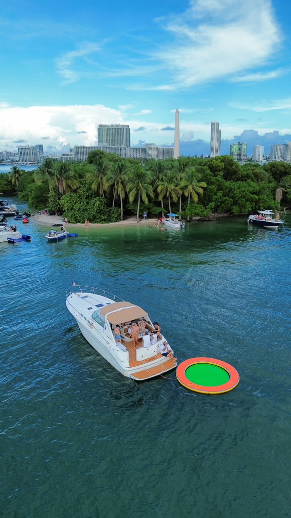 Fondeado frente a una isla de manglares, con la piscina flotante afuera