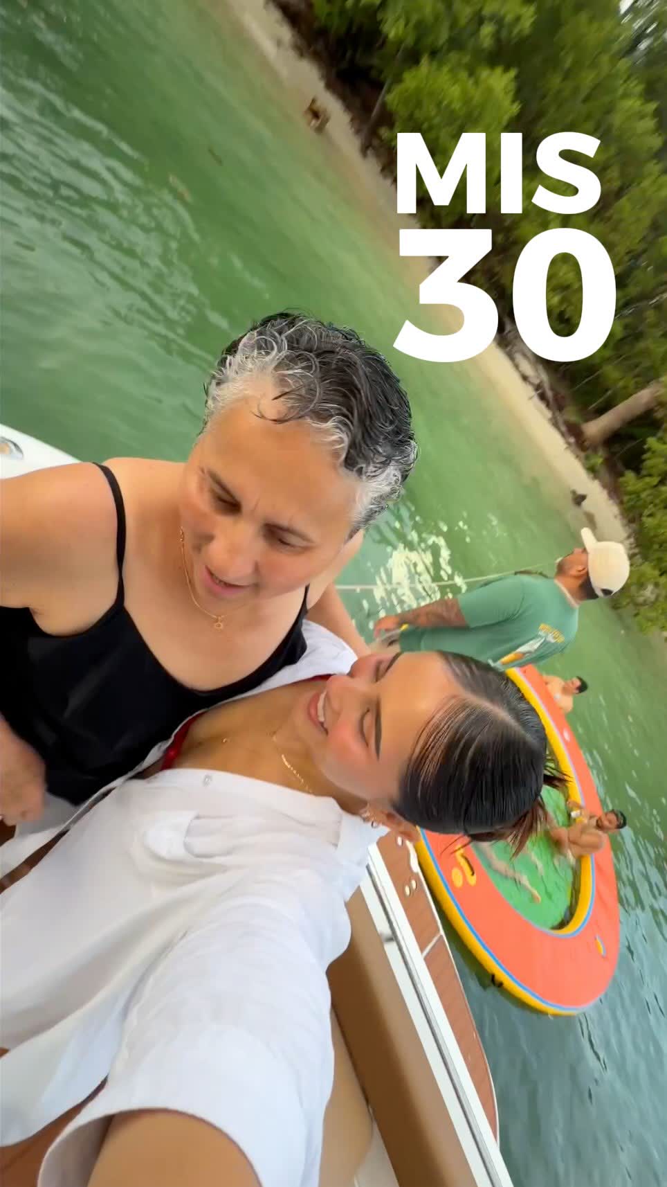 Dos invitados celebrando un cumpleaños de treinta a bordo durante el paseo